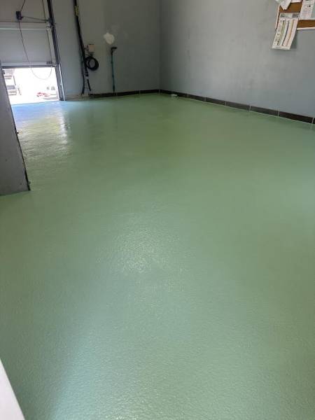 Système résine semi-lisse antidérapant pour atelier professionnel avec résine époxy sablée au Rove surface 38 mètres carrés
