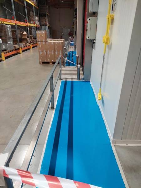 Système de marquage au sol en résine filmogène pour accès piétons en hangar industriel à Aubagne