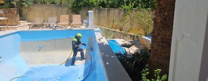 Décapage complet d’une piscine de 92 m² par hydrogommage avant étanchéité à Aix-en-Provence.