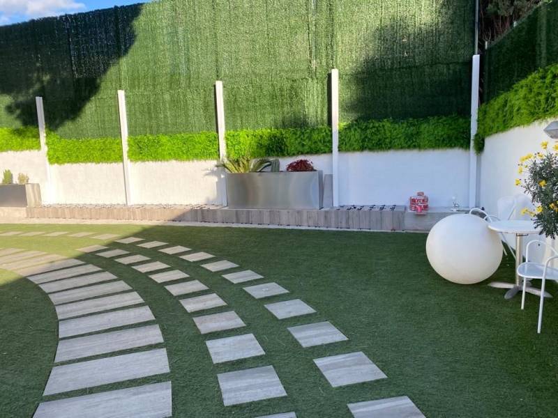 Création d’un accès terrasse en pas japonais sur gazon synthétique