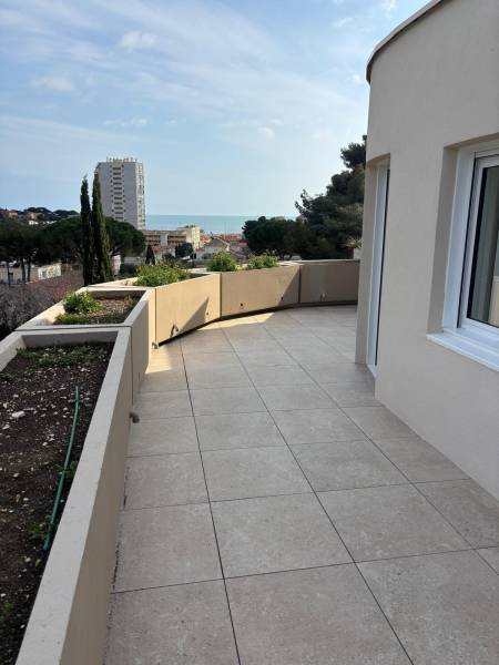 Rénovation de terrasse extérieure avec dalles sur plots à Carry-le-Rouet.