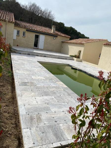 Réalisation de carrelage en pierre naturelle en extérieur à Éguilles