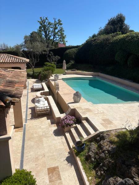 Chape mécanique en pente diamant sur tour de piscine à Biot 06 avant la pose du travertin.