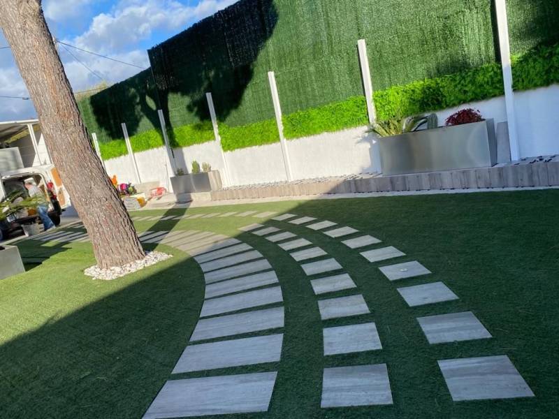 Création d’un accès terrasse en pas japonais sur gazon synthétique