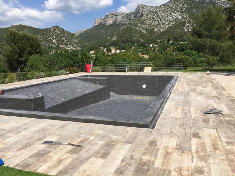 Chantier complet d’étanchéité, chape et carrelage piscine à Gemenos