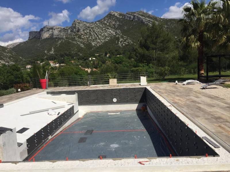 Chantier complet d’étanchéité, chape et carrelage piscine à Gemenos