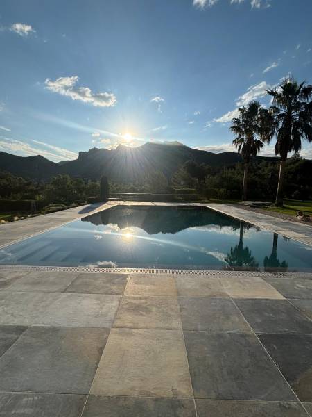 Chantier complet d’étanchéité, chape et carrelage piscine à Gemenos
