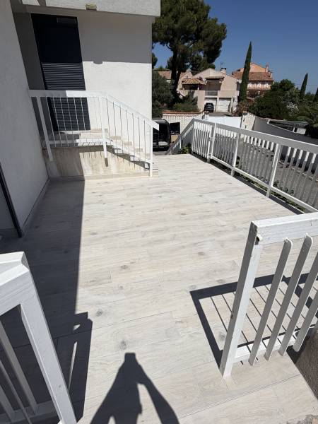 énovation de terrasse en carrelage avec ragréage pour corriger les hauteurs du support.