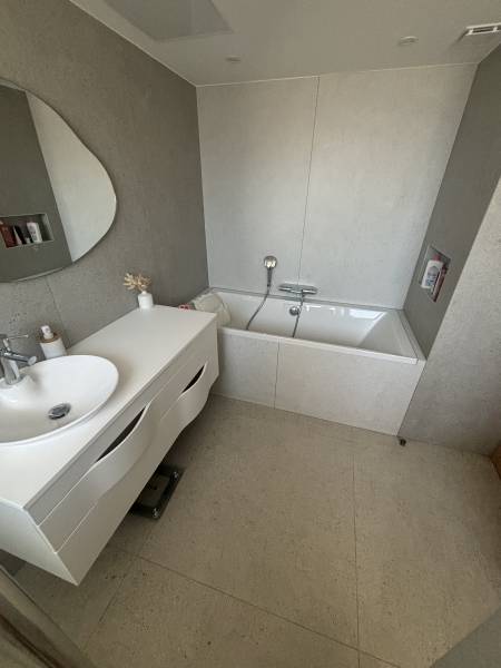 Salle de bain complète en carrelage grand format, système Wedi et finition époxy – Réalisation PSEC Chape