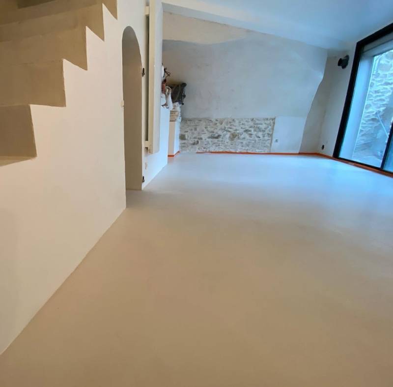 Rénovation complète en béton ciré à Pertuis : modernisation d’une maison de village sur 105 m²