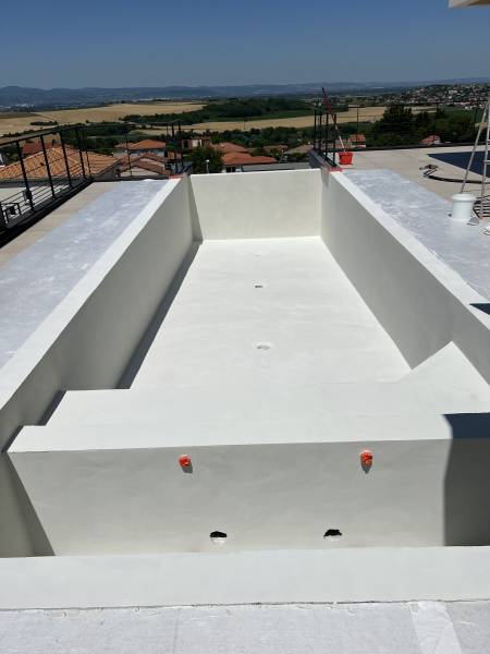 Réalisation d’une piscine en béton ciré à Lourmarin : un revêtement alliant esthétique et durabilité