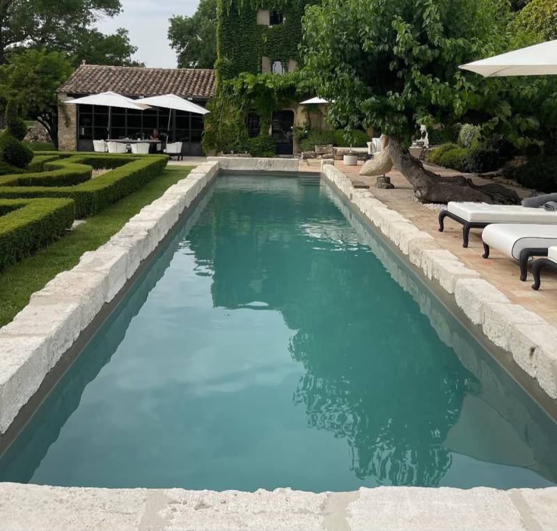 Piscine en béton ciré à La Barben : un rendu bleu océan avec des performances haut de gamme