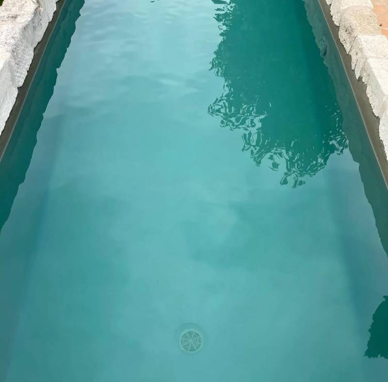 Piscine en béton ciré à La Barben : un rendu bleu océan avec des performances haut de gamme