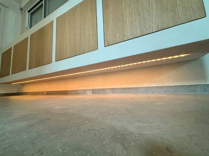 Meuble suspendu sur mesure en béton ciré – Chantier design signé PSEC