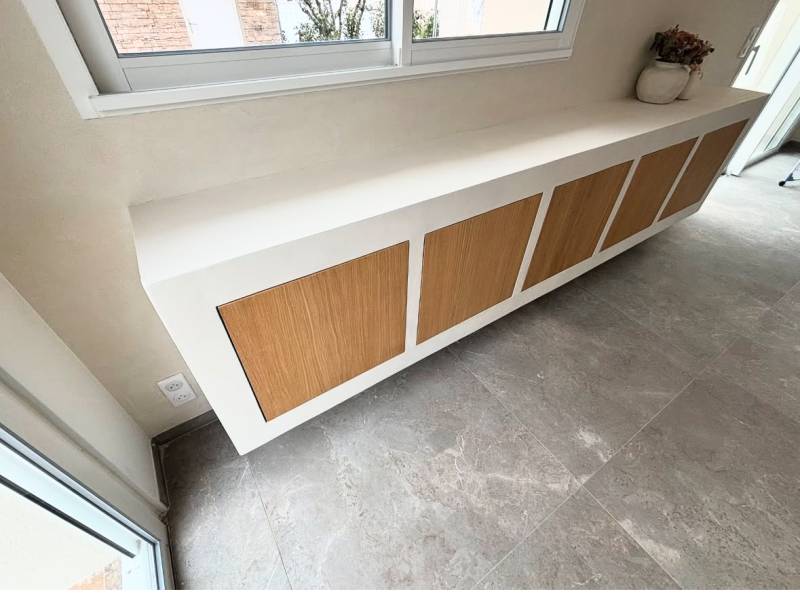 Meuble suspendu sur mesure en béton ciré – Chantier design signé PSEC