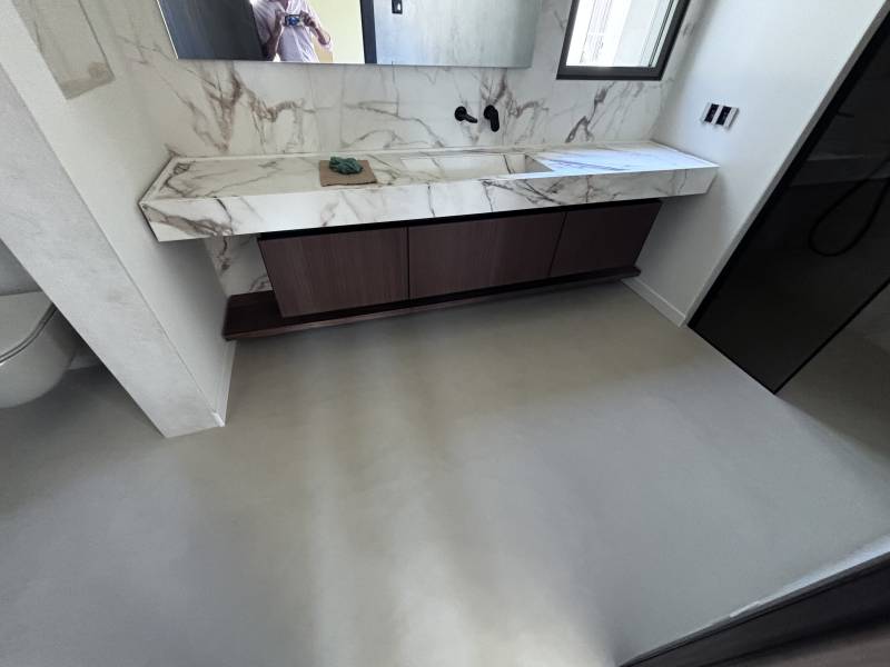 Résine minérale pour salles de bain modernes et résistantes a la fissuration