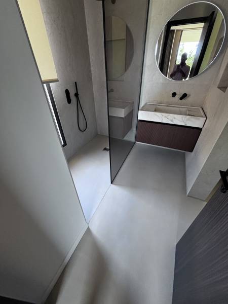 Résine minérale pour salles de bain modernes et résistantes a la fissuration