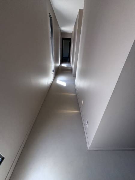 Application de béton ciré décoratif sur 190 m² de salon Un projet élégant avec finitions haut de gamme