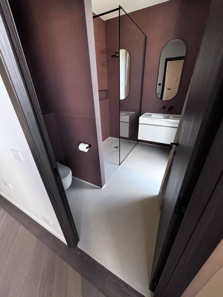 Résine minérale pour salles de bain modernes et résistantes a la fissuration