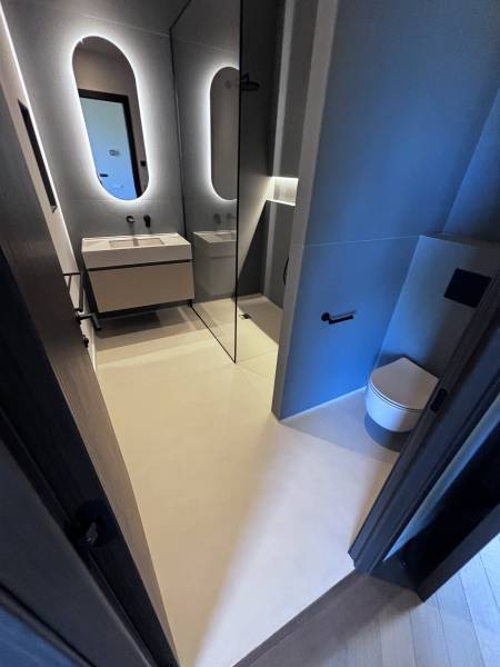 Résine minérale pour salles de bain modernes et résistantes a la fissuration