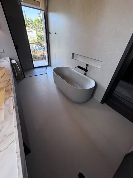 Résine minérale pour salles de bain modernes et résistantes a la fissuration