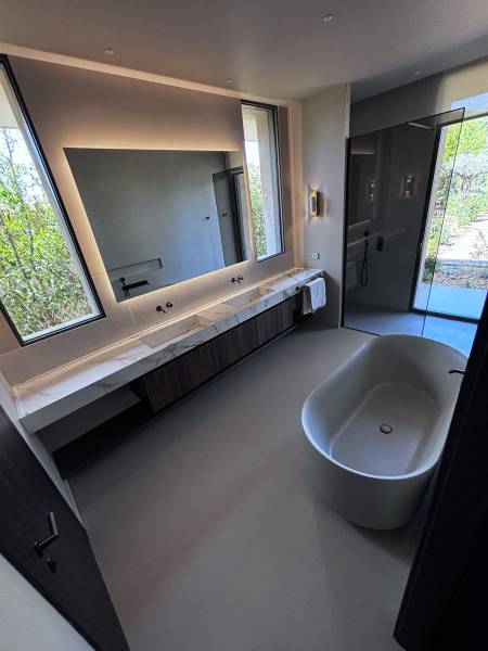 Résine minérale pour salles de bain modernes et résistantes a la fissuration