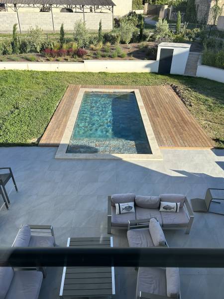 Pose de carrelage intérieur et extérieur sur chantier résidentiel à Bouc-Bel-Air.