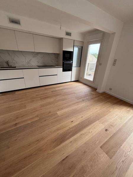 Rénovation intérieure sur 95 m² avec dépose de l’ancien carrelage et préparation complète du support.