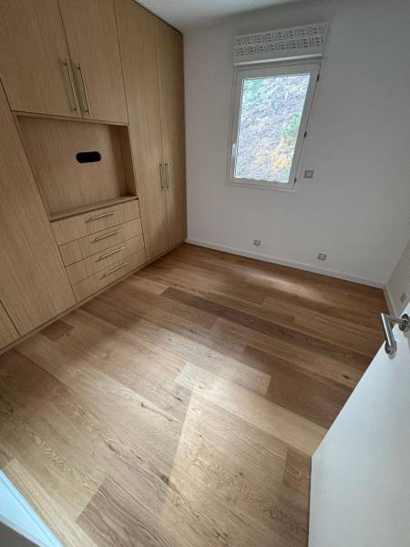 Démolition du carrelage existant avant ragréage sur chantier de rénovation intérieure
