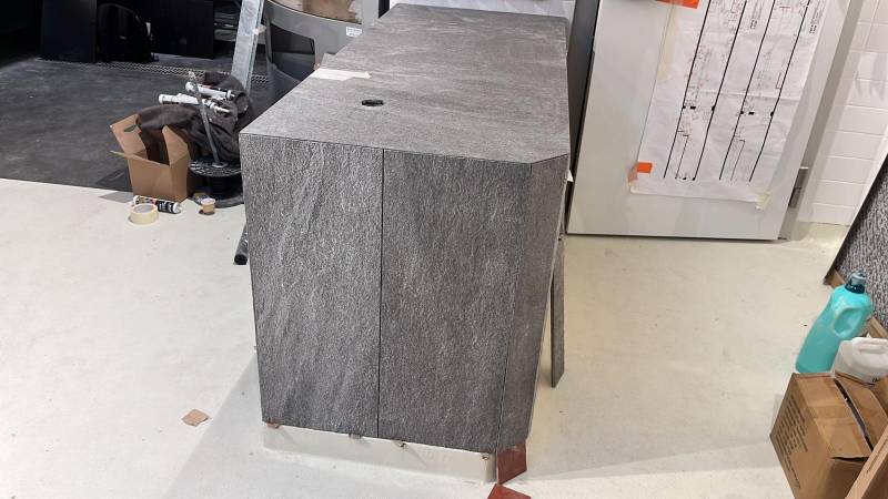 Création d’un comptoir de bureau en carrelage sur support en béton cellulaire.