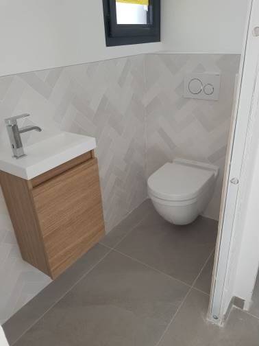 Pose de faïence murale pour salle de bain contemporaine à Bouc-Bel-Air.