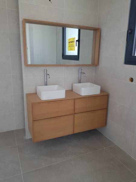 Faïence en salle de bain et WC avec finitions soignées à Bouc-Bel-Air.