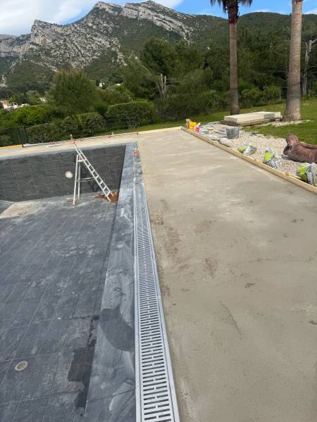 Chantier complet d’étanchéité, chape et carrelage piscine à Gemenos