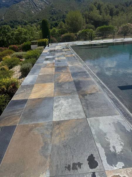 Chantier complet d’étanchéité, chape et carrelage piscine à Gemenos
