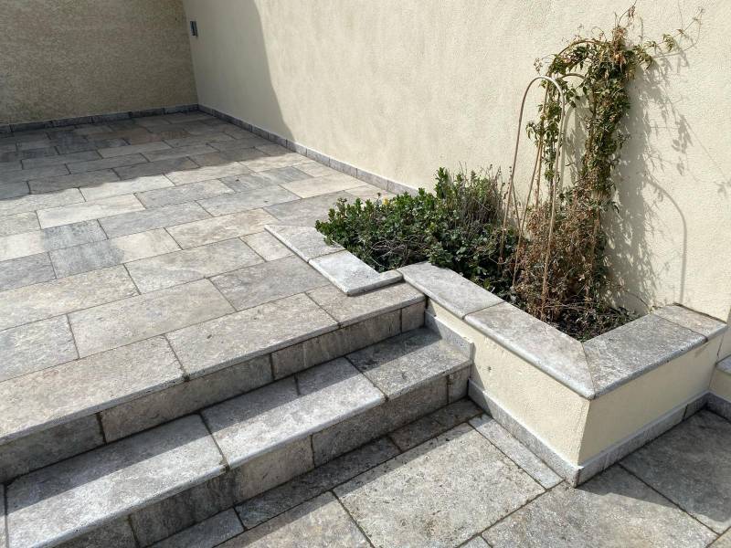 Réalisation de carrelage en pierre naturelle en extérieur à Éguilles