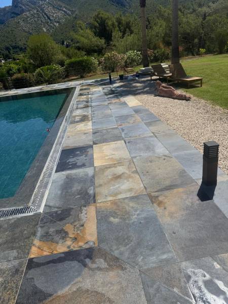 Chantier complet d’étanchéité, chape et carrelage piscine à Gemenos