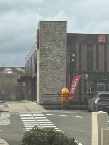 Pose de pierres de parement de façade restaurant Burger King à Pertuis